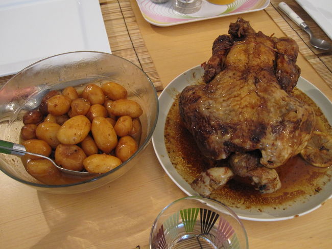 チキンを温めなおして、友人が手際よくさばいてくれました。