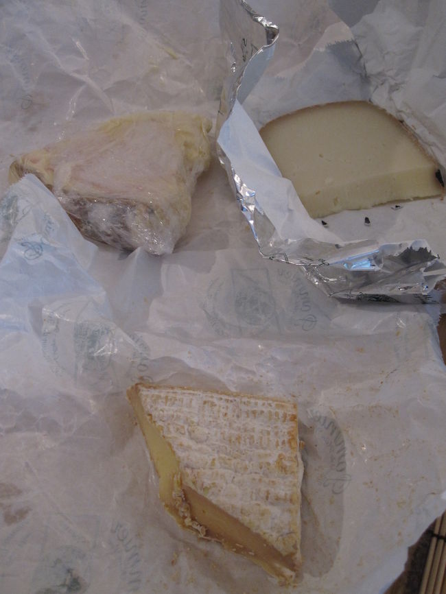 ご主人が、チーズとフランボワーズを持ってきて下さいました。<br />もう食べられないと、思ったのですが、４歳の上のお姉ちゃん、マエヴァちゃんと、「セ　ボン！」と、交互に分けて食べてたら、結構食べちゃいました。別腹出現！！