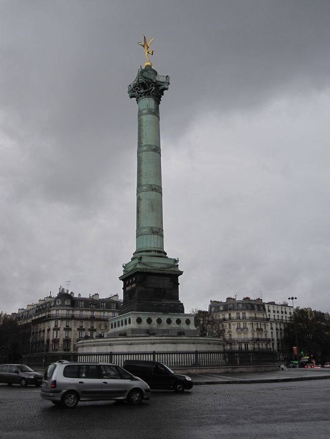 平和な日曜日、ついゆっくりしちゃいました。<br />４時、暗くなる前に、もう少し観光に励みたいと思います。<br />７月革命記念柱。