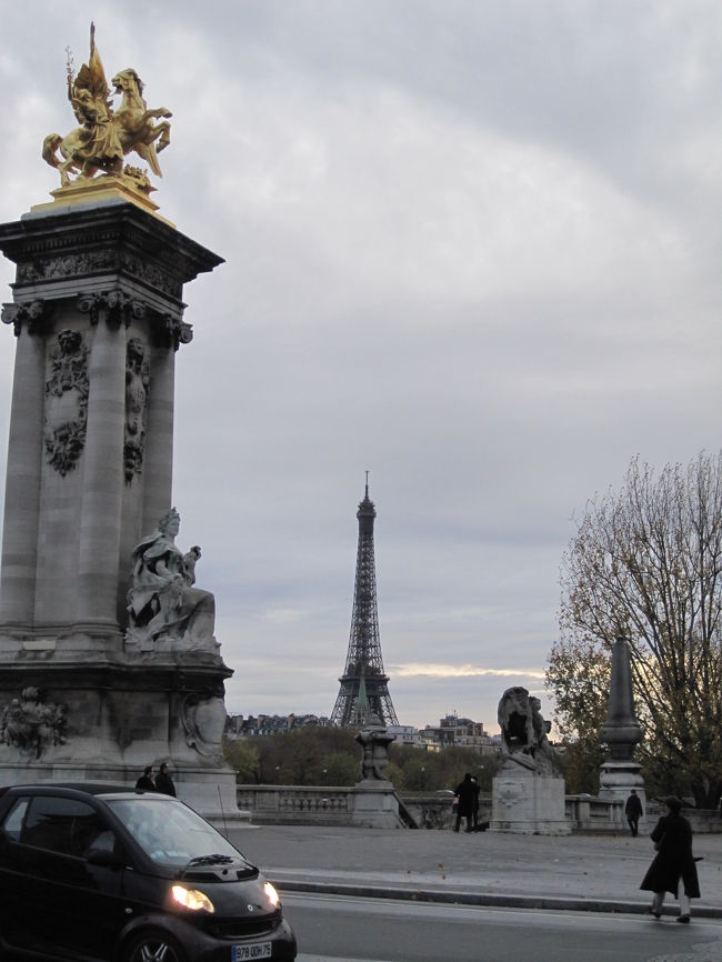 アレクサンドル３世橋から見える、エッフェル塔。