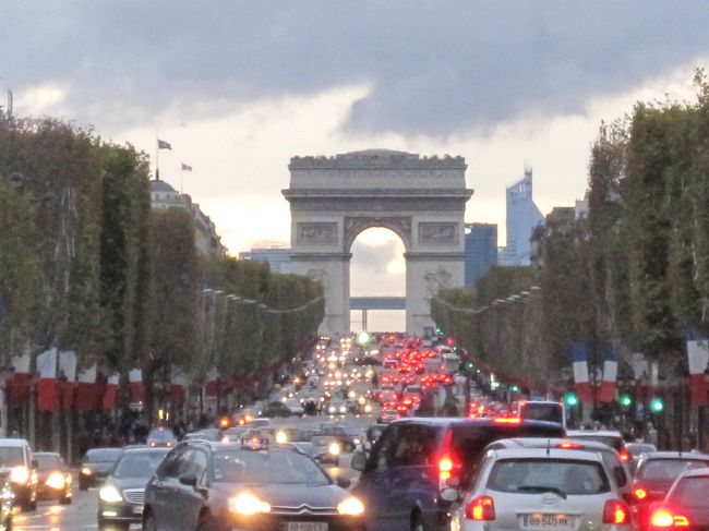 シャンゼリゼ大通り、凱旋門が、良い感じです。