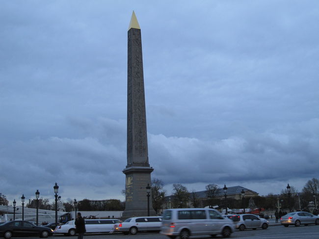 コンコルド広場に到着。<br />写真だと分かりづらいですが、すごいリムジンが、３台？位停まっていました。何かしら？と思ったら、ウエディングドレスにタキシードの新郎新婦が数組で、写真撮影してました。中国で、流行ってるのかな？すごいですね。新婦さん寒くないかな？と、余計な心配…