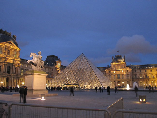 ルーブルのピラミッド、ライトアップもキレイです。