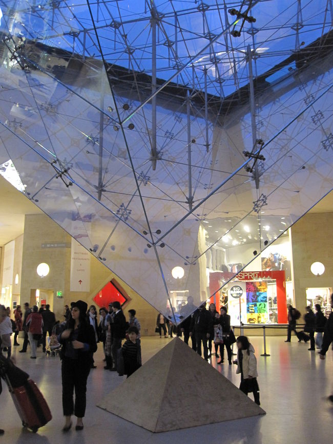 日曜日、混んでいました。お店が、オープンしてますし…<br />そう言えば、日曜なのに、ルイ　ヴィトンやカルティエなど、高級店が、シャンゼリゼ大通りは、オープンしていました。さすが、シャンゼリゼ？？？<br /><br />明日、ブリュッセルに移動なので、そろそろホテルに戻ろうと思います。途中、お惣菜屋さん？で、食料と水を購入出来たので、ホテルでゆっくりします。牛の絵のかわいい紙袋に入れてくれました。