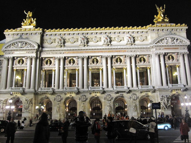夜のオペラ座がキレイだったので、ホテルを通り越して、またオペラ座の写真を、１枚…<br />そう言えば、昨日、着いた時、土曜日で、すごい人混みで、大きい荷物なので諦めましたが、ギャラリー・ラファイエットがキレイだったのを思い出しました。