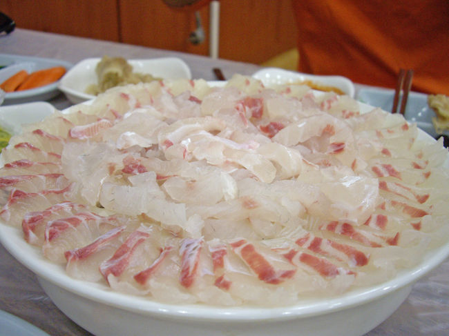 今日は鯛のお刺身<br />3人で食べるにはかなり多いと思うんだけど・・・<br /><br />このお皿の下は氷が入っています。