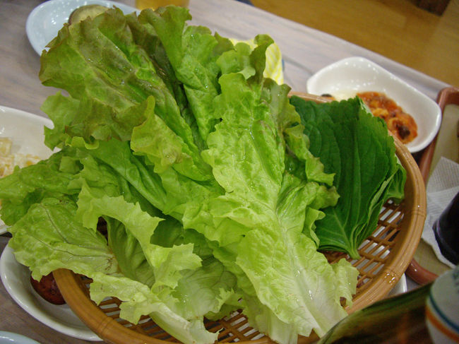 この鯛のお刺身を、サンチュや胡麻の葉にくるんで頂きます♪<br /><br />この食べ方大好き。