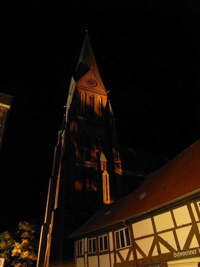 教会に当たる光が変な感じでした。<br />でも、それがなんかいい味を出していて…