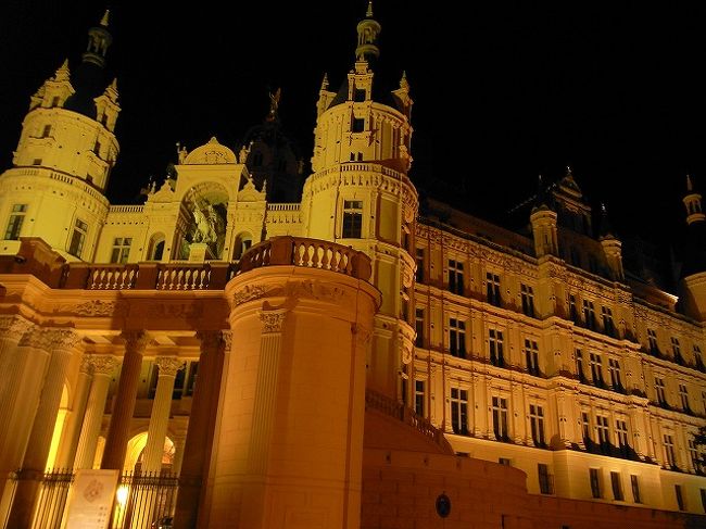 自分の中では、メクポン州で一番きれいなお城、シュヴェリーン城。<br />おもちゃみたいなお城。<br />近すぎますか？<br />では…