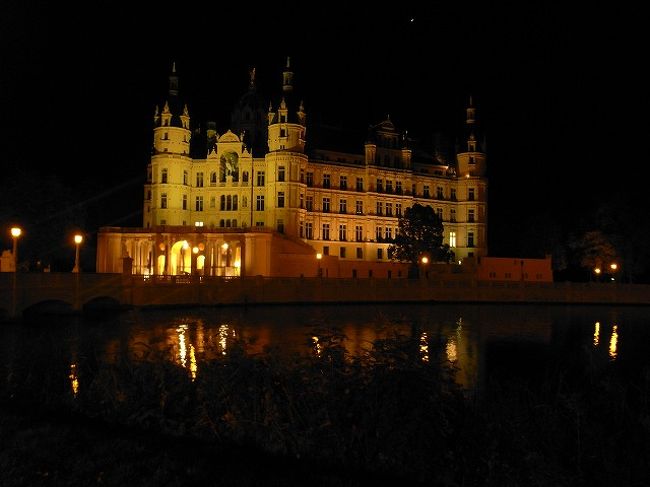 少し離れてみましょう。<br />湖に浮かぶ夜のお城は幻想的。<br />やっぱりこの町に泊まって（そして三脚も持ってきて）正解でした。