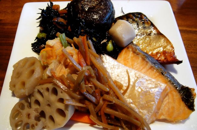 私の好物、さばなどがあって楽しいブッフェ。　　しかも普通だったら、１５ドル。<br /><br />ホテルに泊まらなくてもここで食事が出来るのかなぁ〜