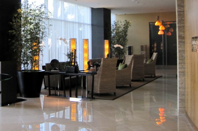 写真の右側のドアが　レストラン入口。