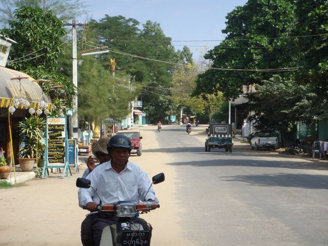 再び自転車で…日陰側走っていると、ピンサ・ルパ・ゲストハウスのにぃちゃんが手招き。何じゃらほいって…右側通行だそうな。にぃちゃん、流暢な日本語話すので、しばらく立ち話。近頃、日本人客来ねぇって愚痴ってたかな。
