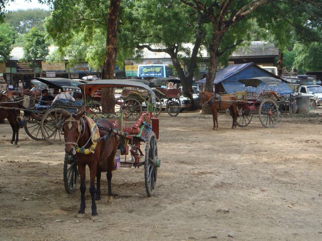 途中、バスターミナルの横を通りますが…客待ちしているのはタクシーでは無く、馬車…