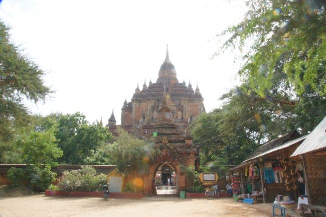 ひときわ大きな塔が見えて来ました。こちらが目的地かな。