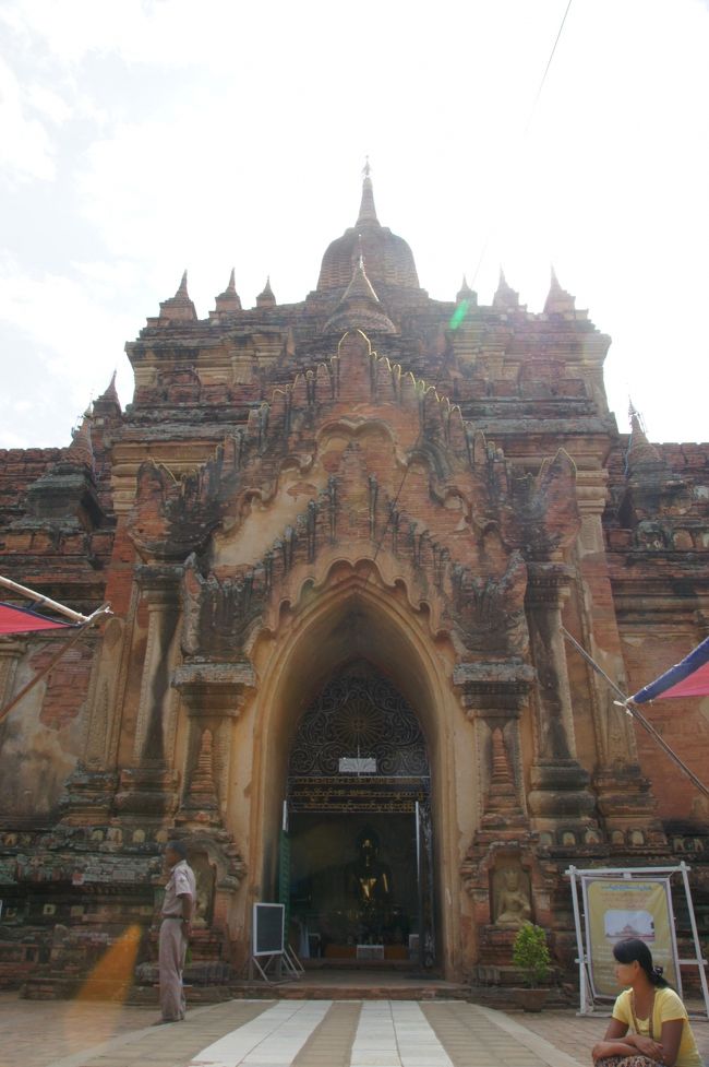 門からして立派ですな。