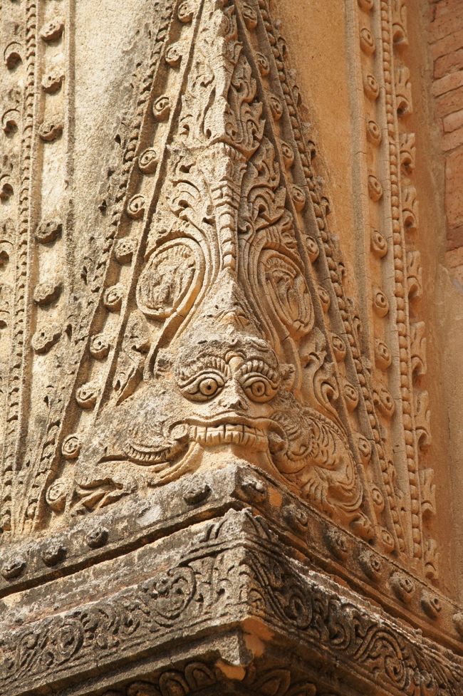 レリーフも綺麗…でも、裸足の足元が熱い…