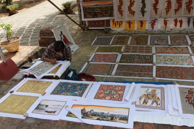 砂絵売りが沢山いるんですが…砂絵売りのお嬢ちゃんにとっ捕まって、こっちから見るのが綺麗だからと、手を引かれていきます。<br /><br />無視しようかと思いつつ…綺麗に見えると言われるとつい…