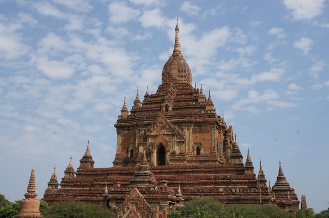 一度、境内の外に出まして、西側にあるお堂の二階へ。<br /><br />確かに見晴らしえぇね。仏塔も良く見えます。