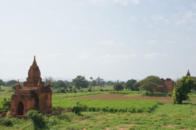 緑の畑や、野原のそこかしこに赤茶色の塔。