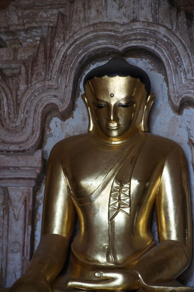 んでも、一通り。四方にそれぞれ表情の違う仏様がいらっしゃるのね。