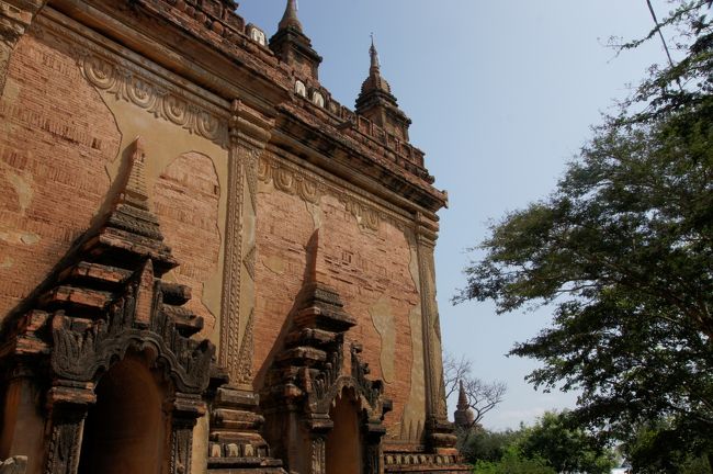 んで、外に出ると、お嬢ちゃん待ち構えていますね。一応、一通り商品見せて貰いますが…砂絵は持って帰る気には…ごめんね。