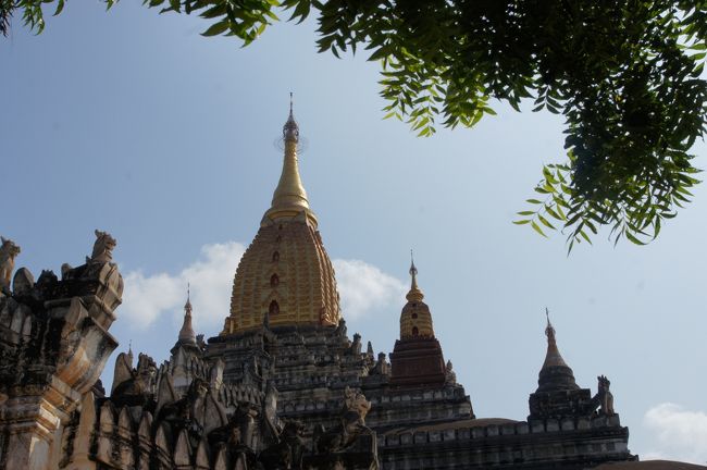 遠くからも見えていた、金色の塔。今回は、割と近く感じました。やっと自転車に慣れて来た…訳でもないかな。<br /><br />北側参道に到着しますが、お昼休みなのか、土産物屋さんが静かね。今度は誰もついてこないから、ゆっくり見学できるかな。