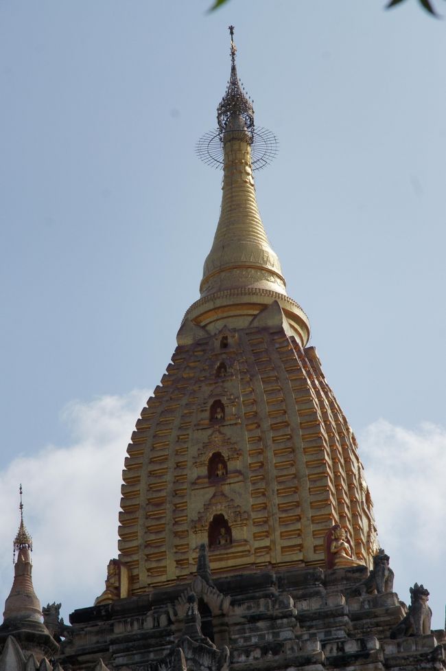 上部が金色ですが、建物は白(と言うか、ちと煤けてますが)なのね。全部金色では無いのがえぇね。