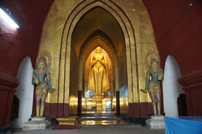 今回は、内部から参観しましょ。やっぱり仏様。こちらでは、仏様の立像です。