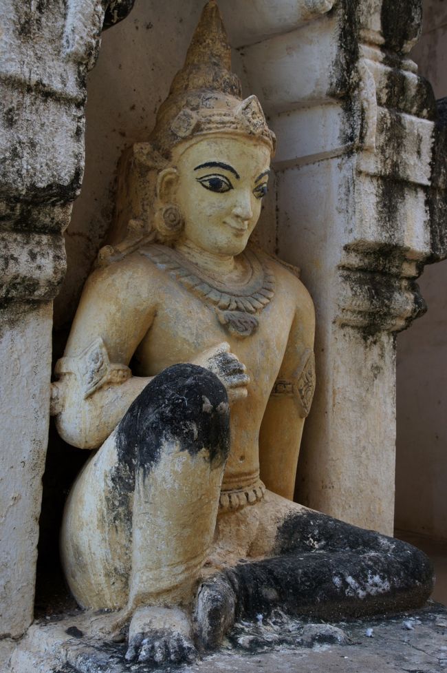 こちら、建物の入り口脇にいらっしゃいました。守り神？それとも、仏様なんでしょうか？