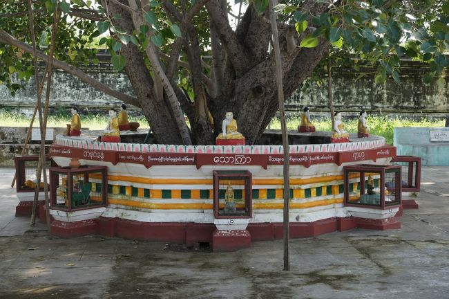 外歩いていると、足の裏暑い…木陰を求めて…こちらにも仏様がいらっしゃいます。