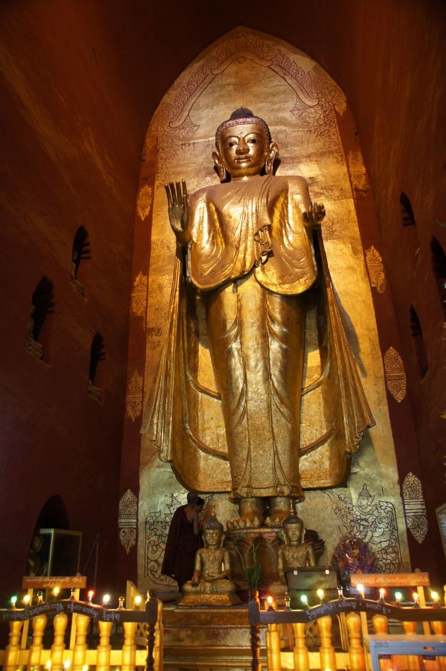 四方にそれぞれの仏様がいらっしゃいます。二体はオリジナルで、他二体が復元との事ですが、どれも金ぴかで…