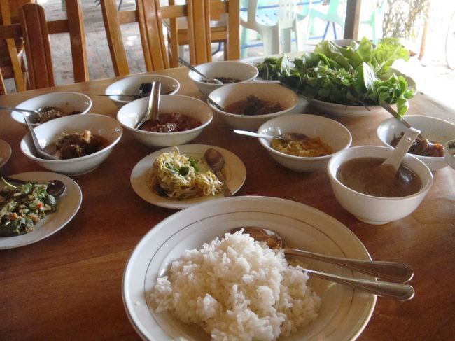 で、カレーのセットですが、お盆に色々乗せられてやって来ました。好きなのを選ぶのかなと思ったら、全部テーブル上に…全部セットに込みだそうです。