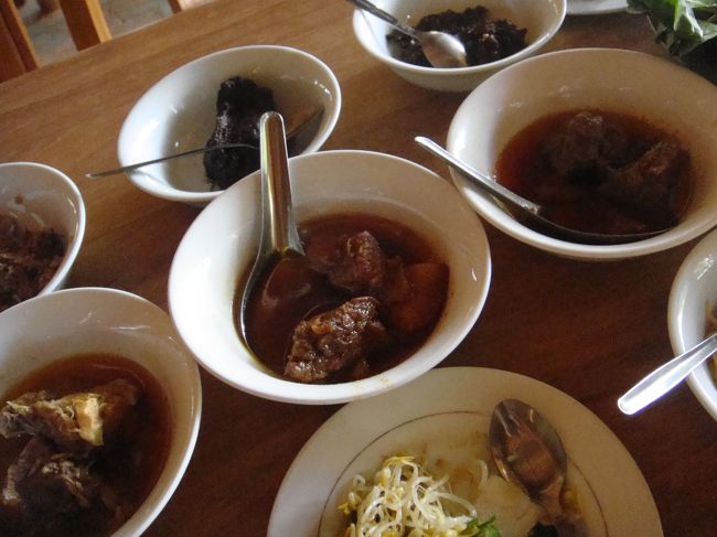 カレーも三種類。鶏、豚、羊。わたしゃ、やっぱり羊が良いなぁ。<br /><br />んで、空になるとすぐさまお代りが出てくるし、ご飯も追加されるし…わんこカレーですかい。