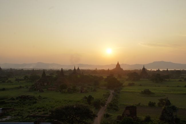 ちょうど良い時間に間に合いましたね。最上層、かなりの人混みですが、ほとんど西洋の方かな。