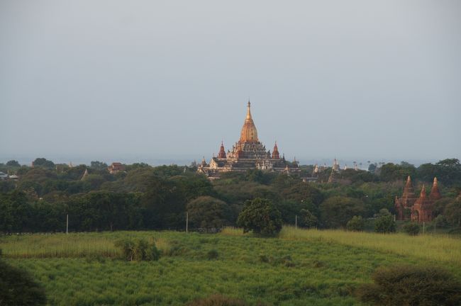 暗くなる前に、他の方角も見渡してみましょ。夕陽が見える西の方は、人の行き来が激しくて落ち着かんし。<br /><br />こちらは、昼間に訪れたアーナンダ寺院。