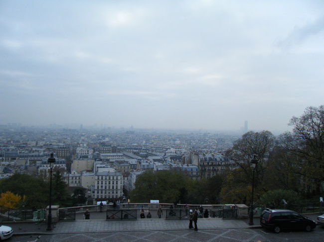 丘の上から見たパリ。遠くにモンパルナス・タワーも見えます。