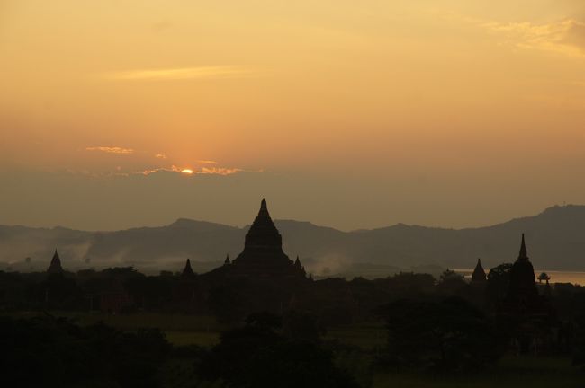 えぇ感じでしたが、最後は山の稜線では無く、雲間に沈んで行きましたね。まぁ、それはそれで良し。