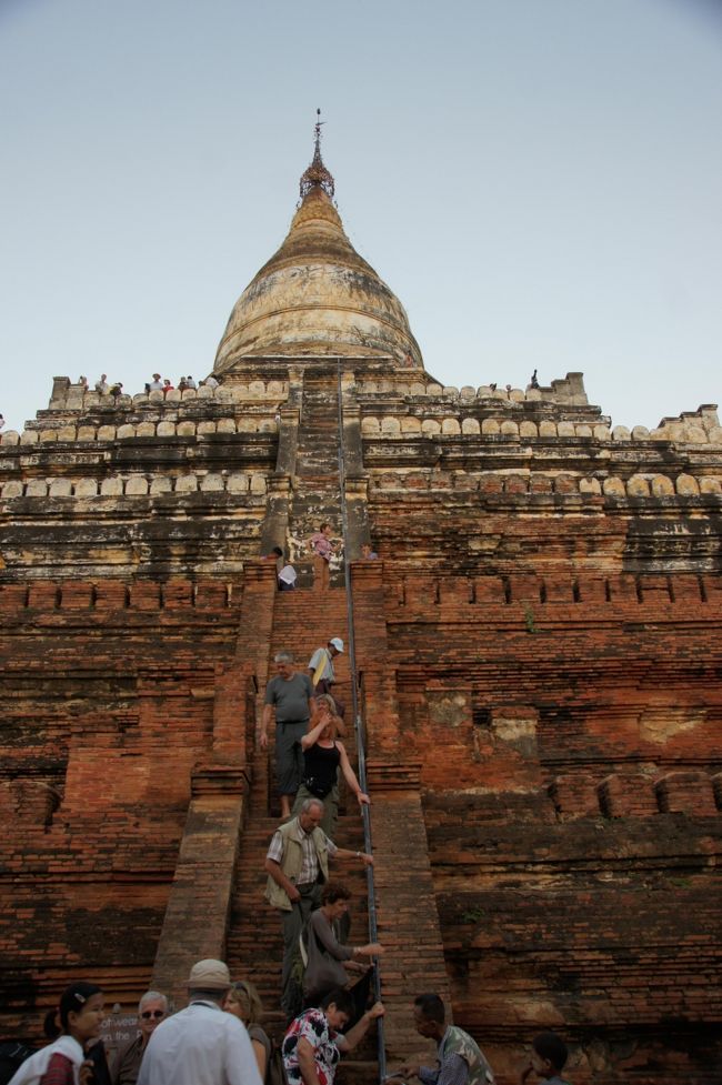 って、これ上るんですか。まぁ、それほど高くも無いかな。手すりも有るようだし。<br /><br />で、ここでもまた、土産物売りのお嬢ちゃんが追いかけて来ますが、”あとで”