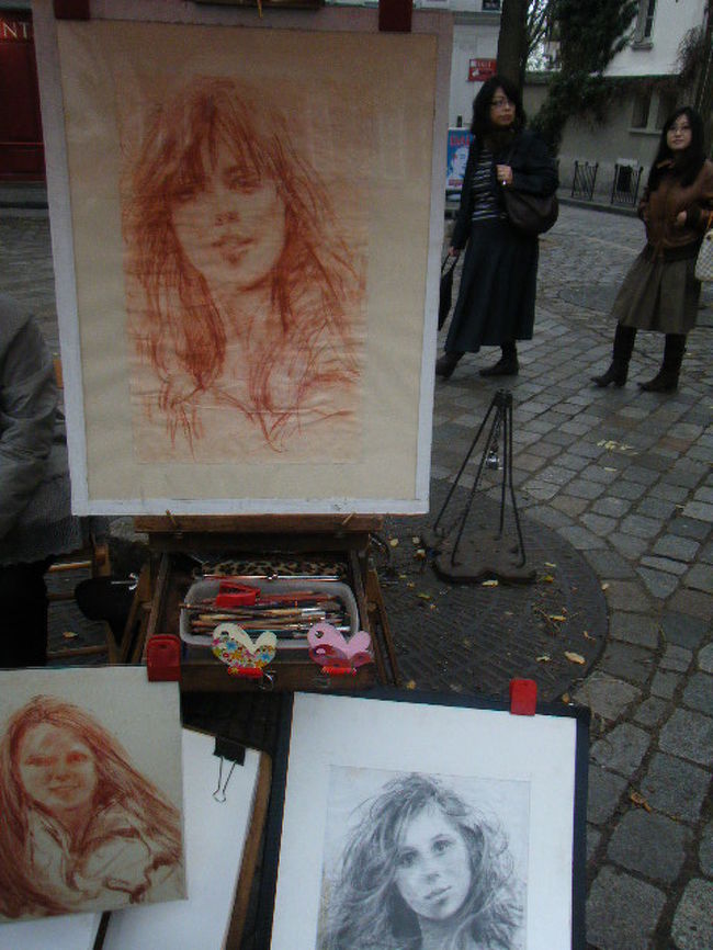 似顔絵を描いてもらう事が出来ます。<br />値段は事前に交渉しましょう。<br />私は写真の画家さんに描いてもらいました。