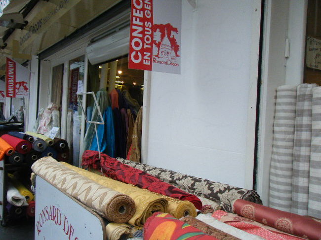 モンマルトルには布地屋さんが沢山軒を連ねています。<br />1軒1軒見ていたら1日かかりますね。楽しいですよ。