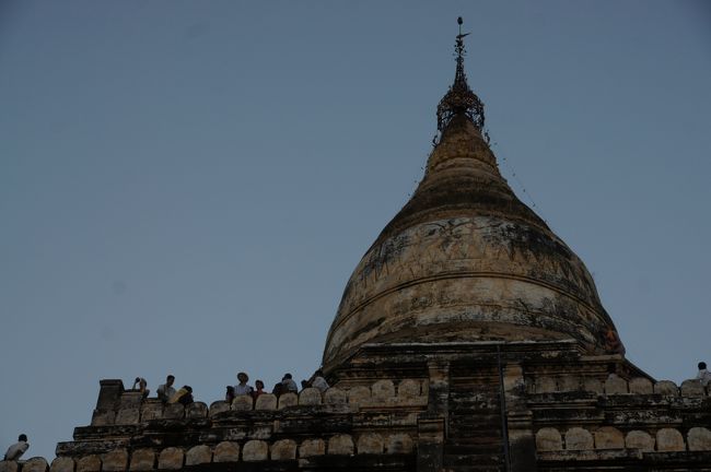 折角だし、塔の周りも見学して行きますか。