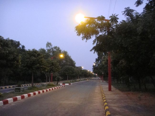 嬢ちゃん達も帰るって事で、途中まで道教えてくれました。来た時の道と違って立派ですが、なんか車通りも無く寂しいね。途中から街燈も無くなるし…