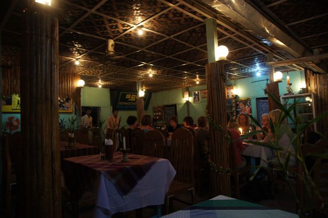 宿に戻って、自転車返却。<br /><br />宿のおかぁさんが、晩ごはんならこの店が良いよってお勧めされたのがこちら、シュエ・モー。中華料理だそうです。