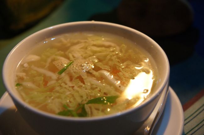 けっこ、調理に時間がかかってますね。二本目のビールの半ばでようやく出て来ました。まずは、スープね。これは中華風かな。