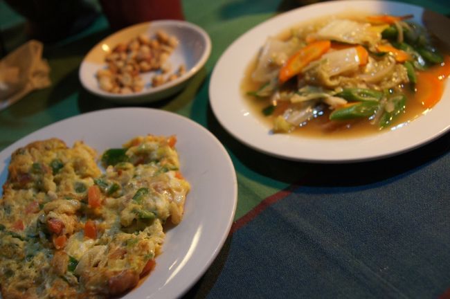 んで、副菜が付くのね。玉子焼きと野菜炒め。これも中華っぽいと云えば中華っぽい…けど、時間かかる料理では無さそうな？<br /><br />んでも、美味いね。この玉子焼き。