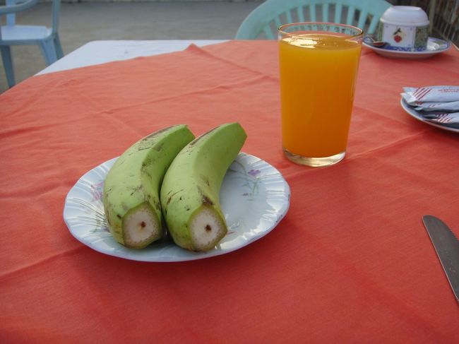 朝ごはん。まずはオレンジジュースとバナナ。