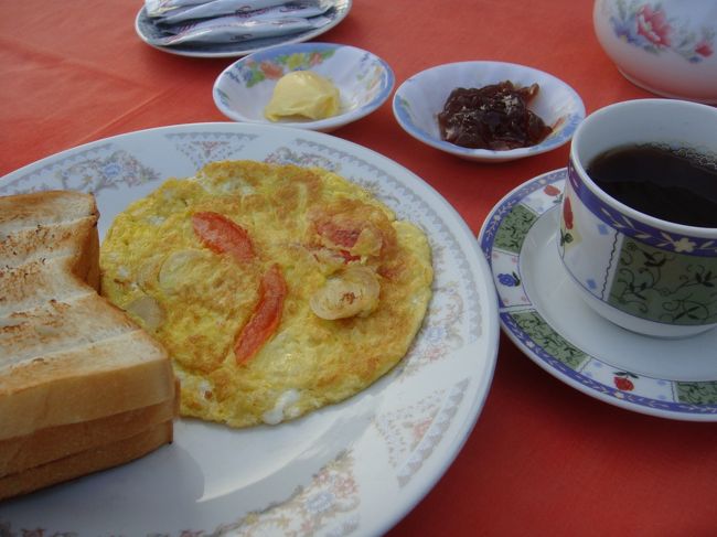 んで、トーストに玉子焼き(オムレツって言ってましたけど)。紅茶がポットでたっぷり飲めるのは嬉しいね。