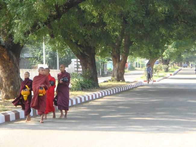 朝の静かな道をのんびりと。前日と同じ道ですけどね。<br /><br />途中で、バイクに二人乗りのお嬢ちゃんに声かけられますが…前日夕陽を見に行った、シュエサンドー・パヤーの土産物売りのお嬢ちゃん達ね。出勤途中？<br /><br />今日は何処行くんだとか、あそこは良いぞとか。また、シュエサンドー・パヤーに来てねって、言われんでも行くと思いますが、土産物要らんしなぁ。