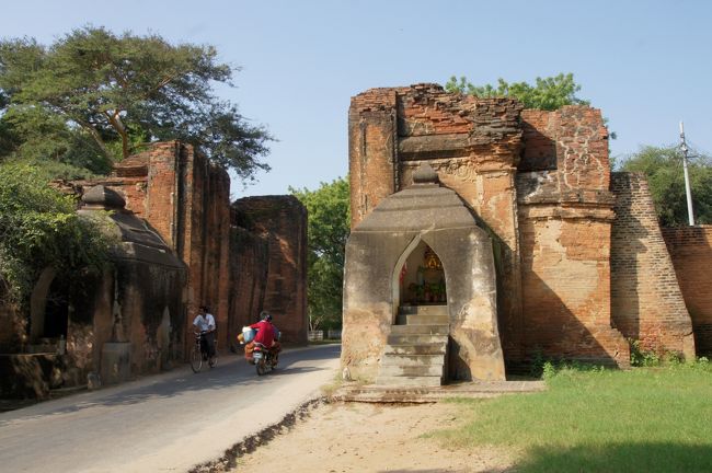 アーナンダ寺院への小道を過ぎると、タラバー門です。<br /><br />また日本語で声かけてくる兄ちゃんが…砂絵売ってるのね。